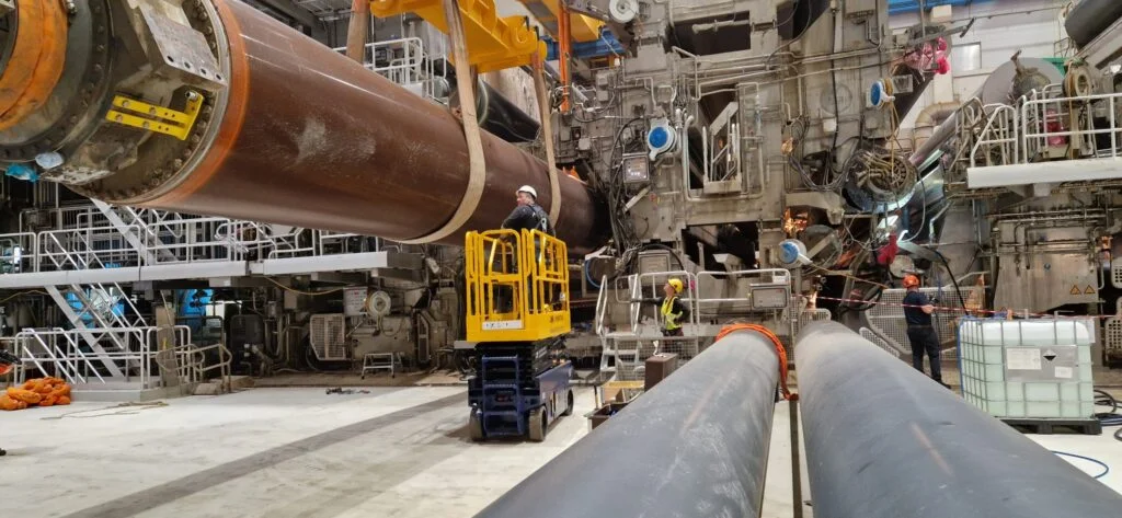 Maintenance of industrial installations using heavy machinery and lifts.