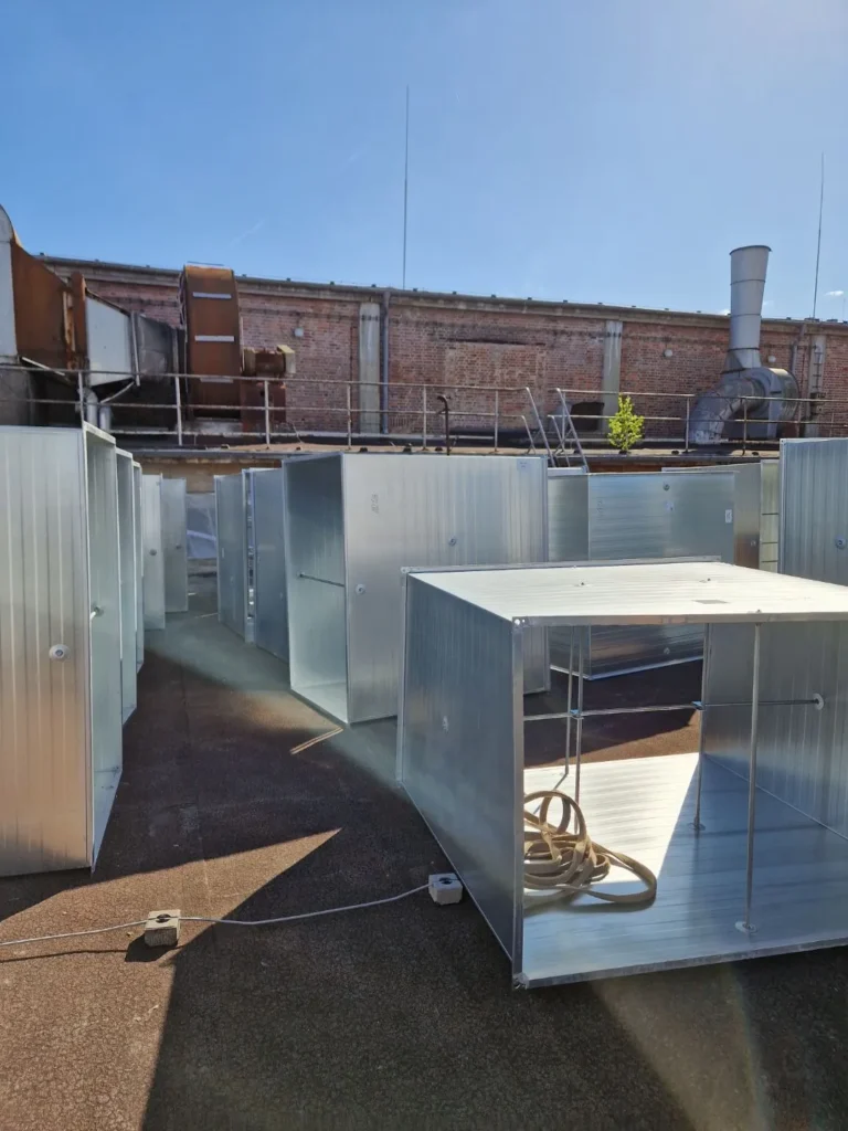 Wentylacja przemysłowa, montaż kanałów wentylacyjnych, instalacje klimatyzacyjne na dachu budynku.