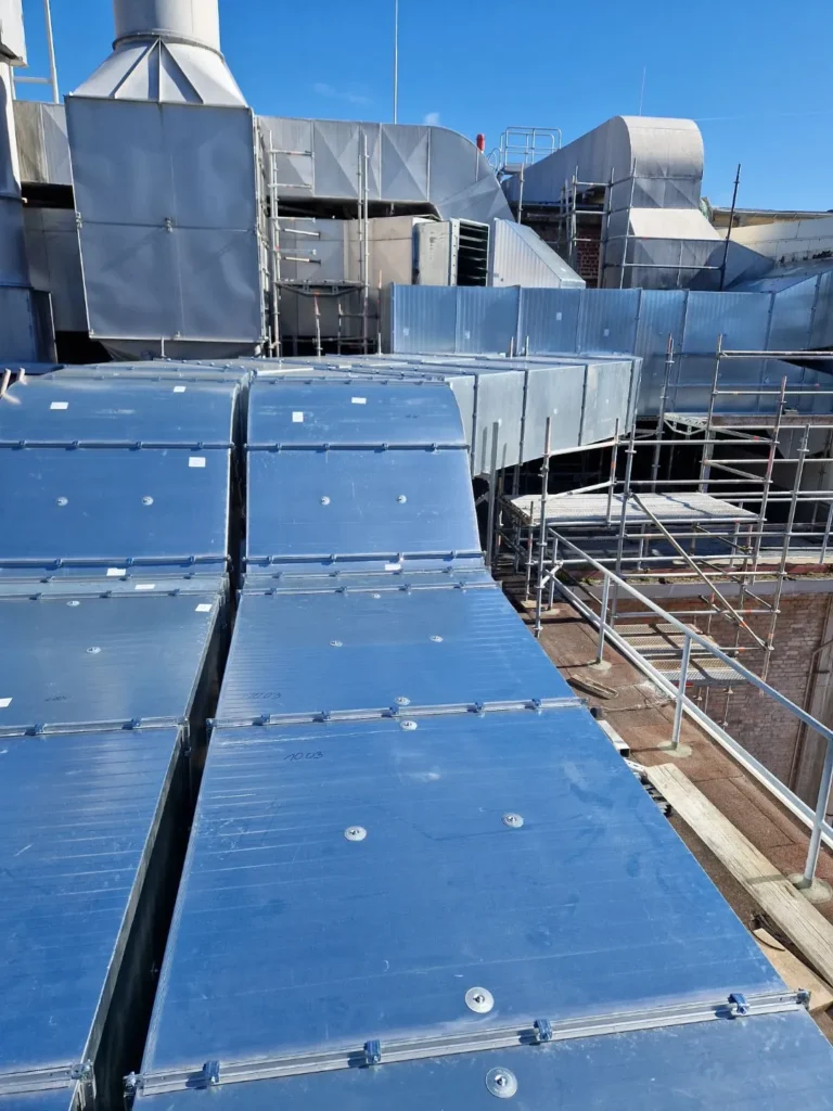 Wentylacja przemysłowa, montaż kanałów wentylacyjnych, instalacje klimatyzacyjne na dachu budynku.